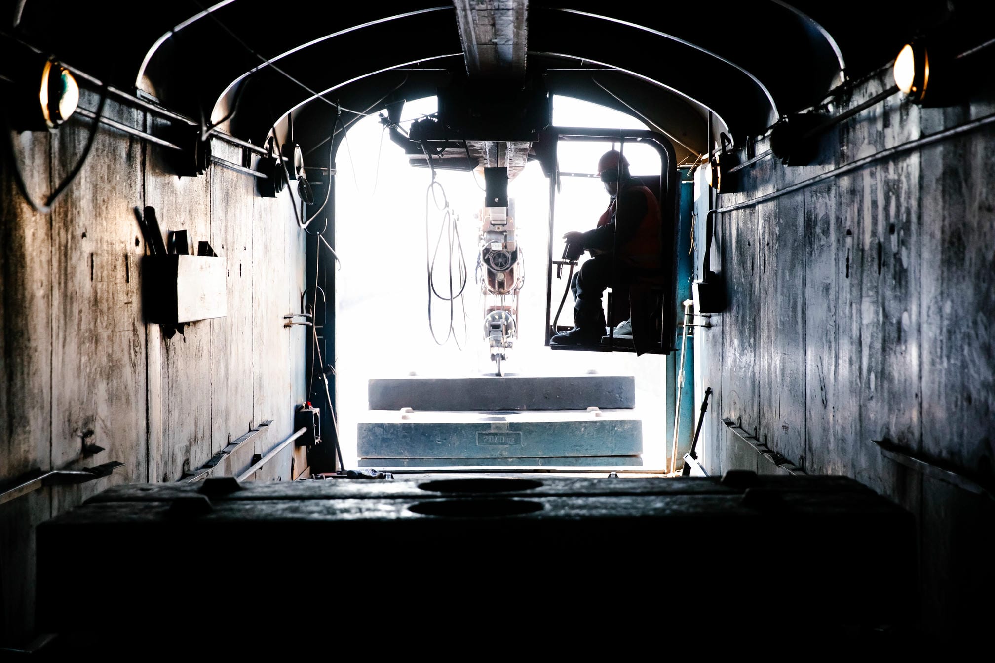 Оператор керує краном в вагоні